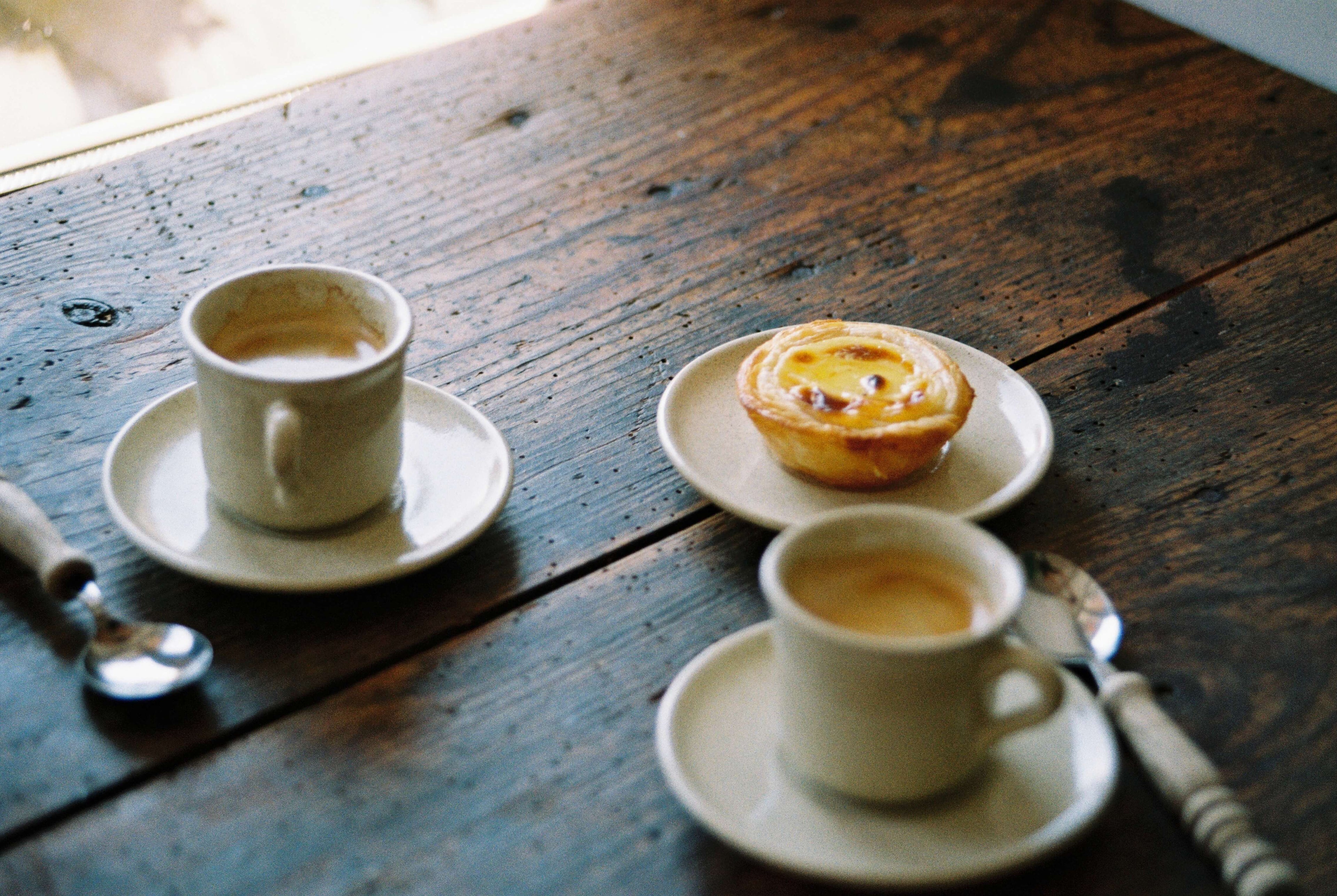 Analog Foto Espressotassen portugiesisches Geschirr auf dunklem Holztisch 