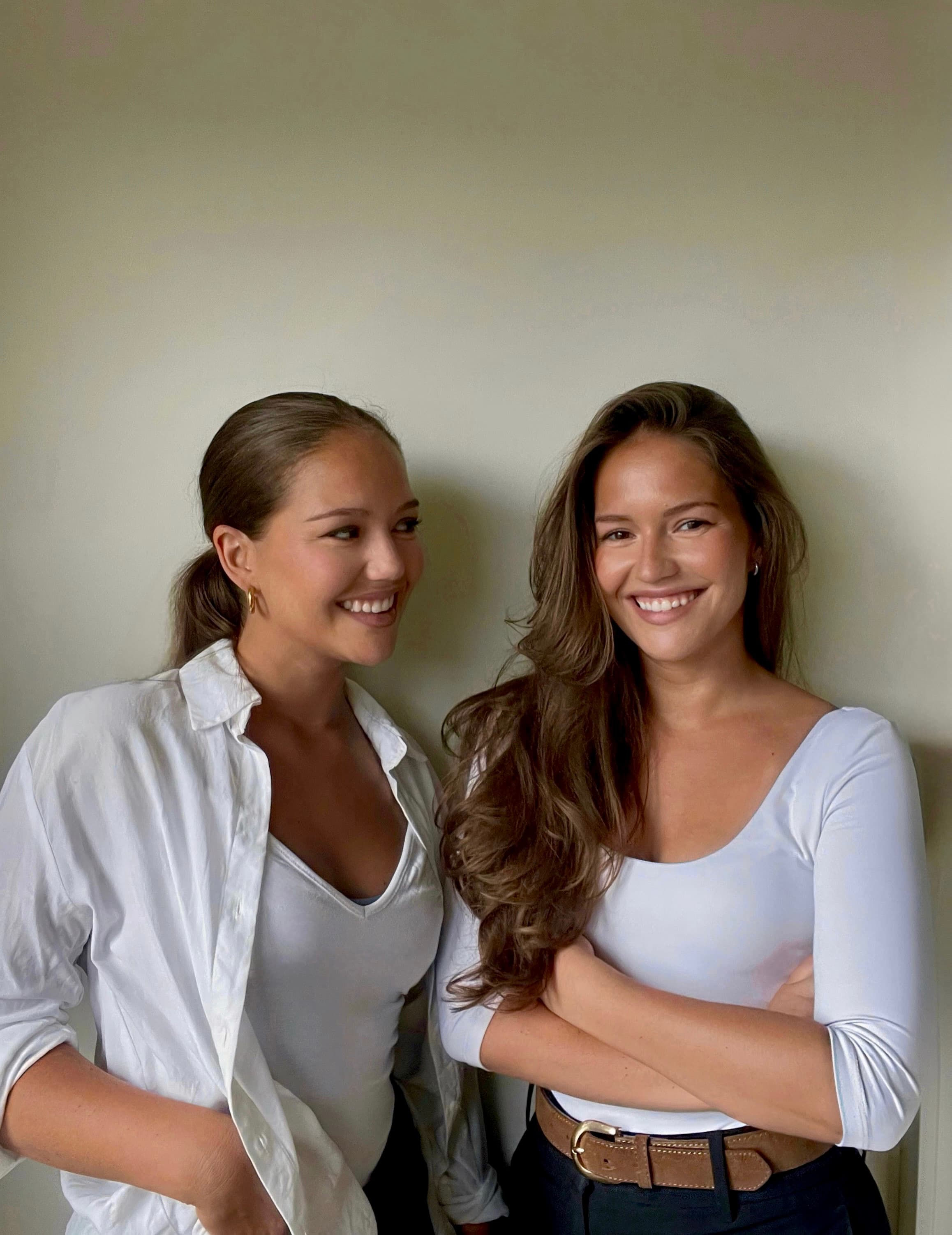 Das_sind_wir_Bildvorstellung_Gruender_Sara und Celina vor weißer Wand