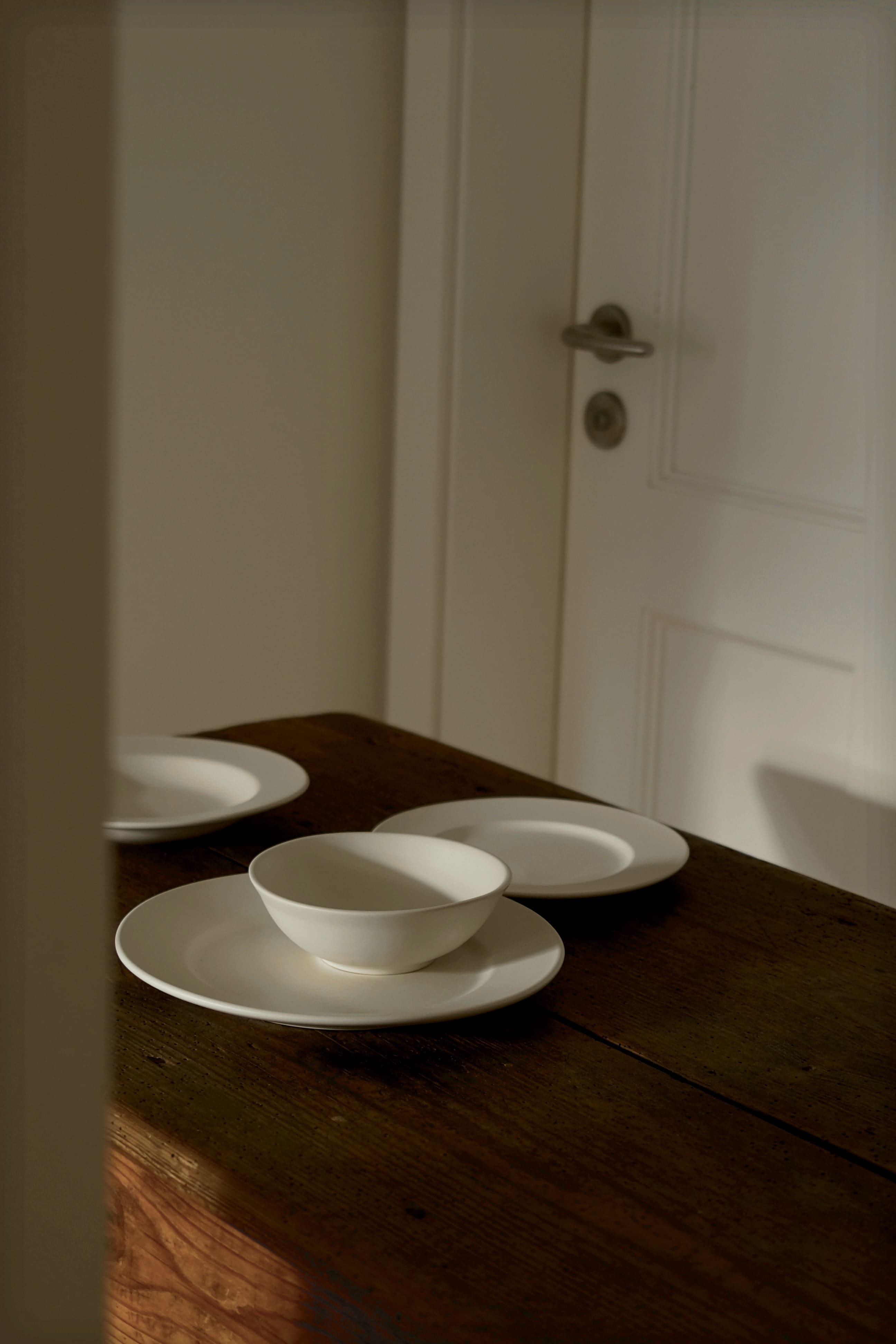 weißes Geschirr aus Holztisch