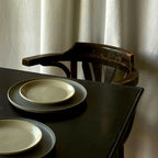 Teller Azul Blau aus Steinzeug auf Metalltisch 