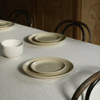 Steinzeug Teller Viana auf Tisch mit weißer Tischdecke. 