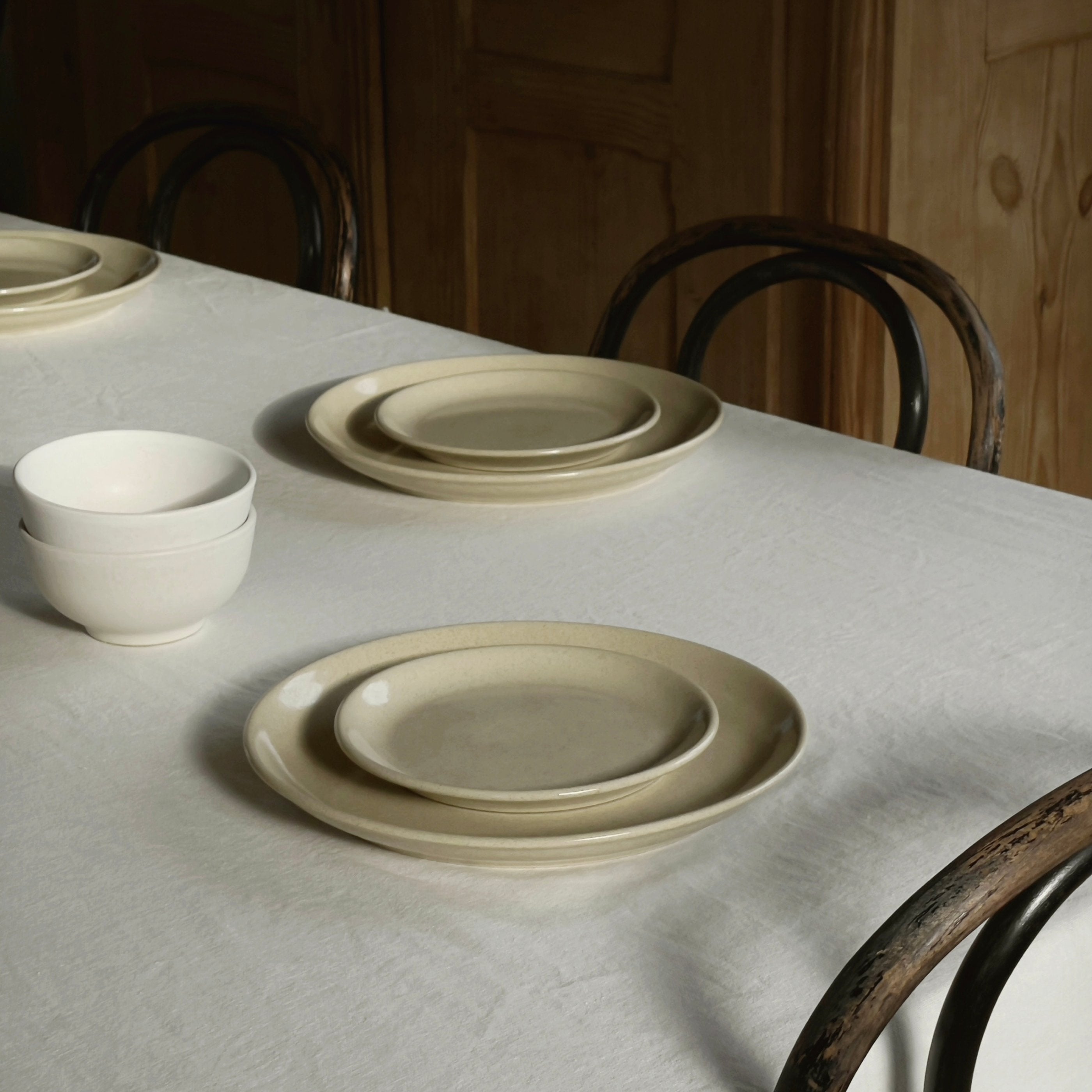 Steinzeug Teller Viana auf Tisch mit weißer Tischdecke. 