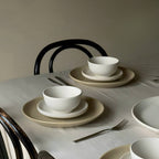 Kleiner Teller Branca auf gedecktem Tisch