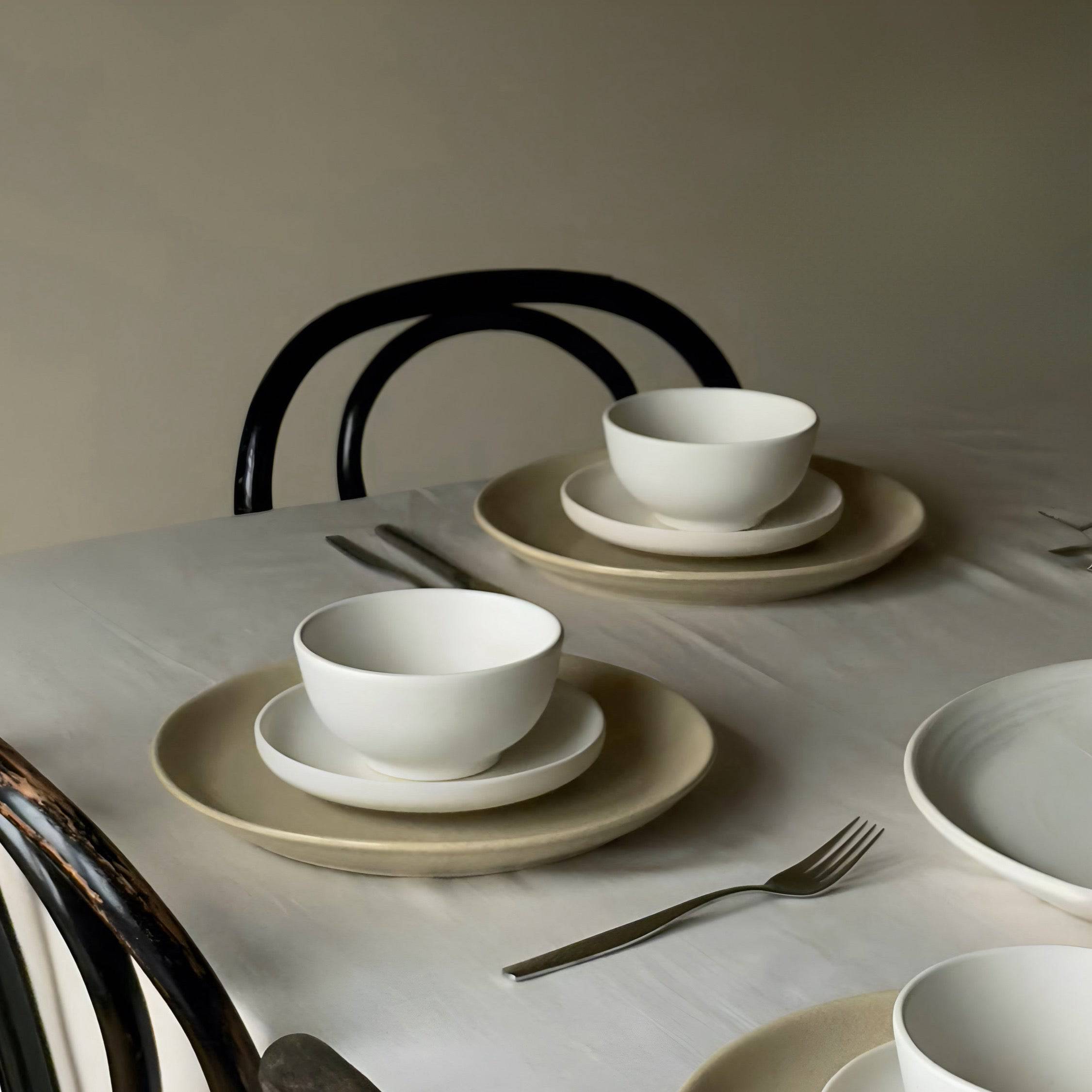 Kleiner Teller Branca auf gedecktem Tisch