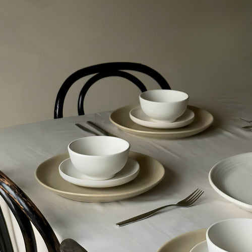 Kleiner Teller Branca auf gedecktem Tisch