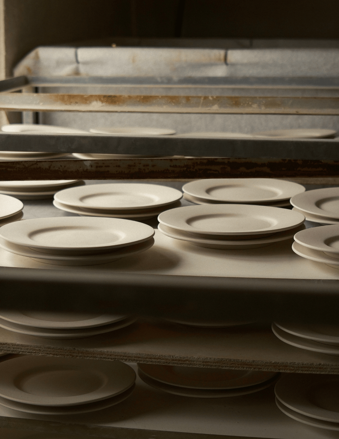 Large plate, antique white