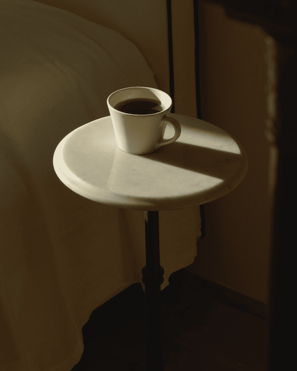 Tasse Afeto Altweiss auf Mamortisch 