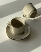 Tassen mit Untertassen aus Sedimentgestein bestrahlt von der Sonne.