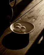 Tiefer Teller Afeto Altweiss auf Holztisch