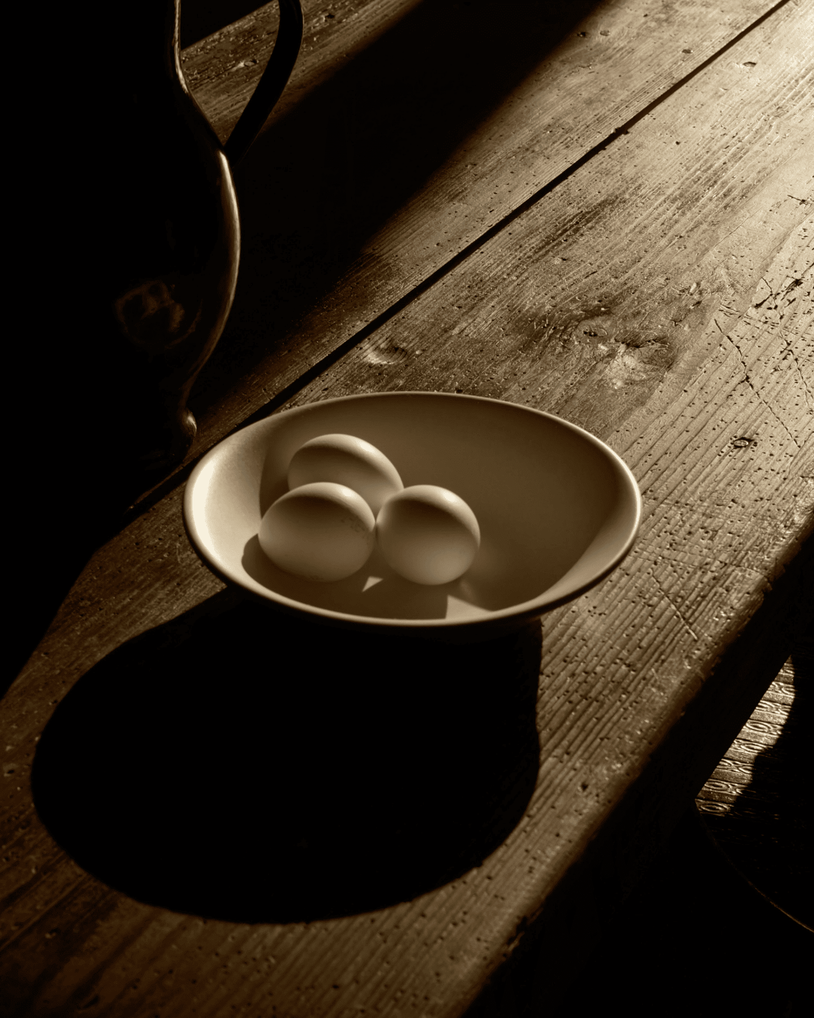 Tiefer Teller Afeto Altweiss auf Holztisch