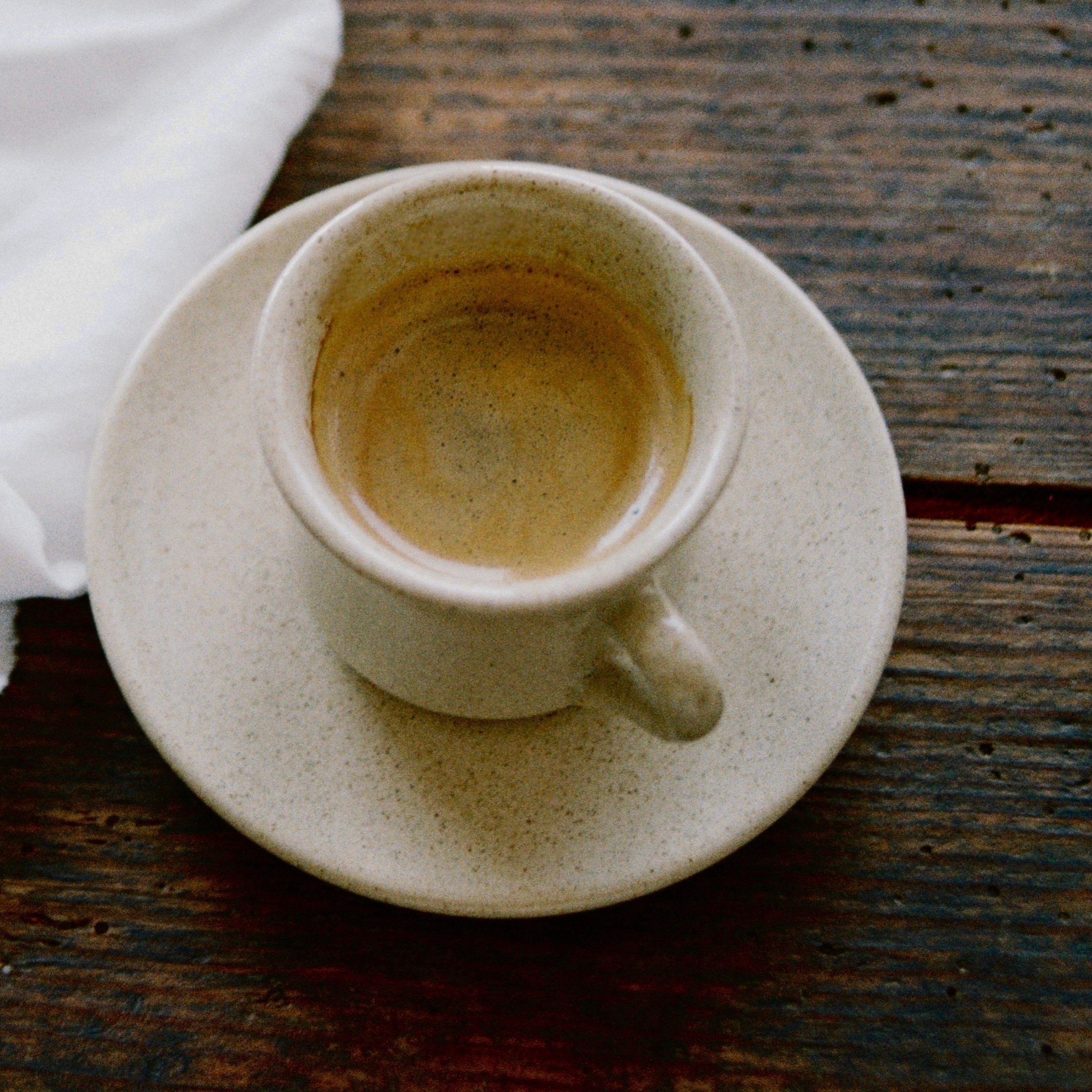 Analog Fotografie Viana Espressotasse aus Steinzeug auf Holztisch
