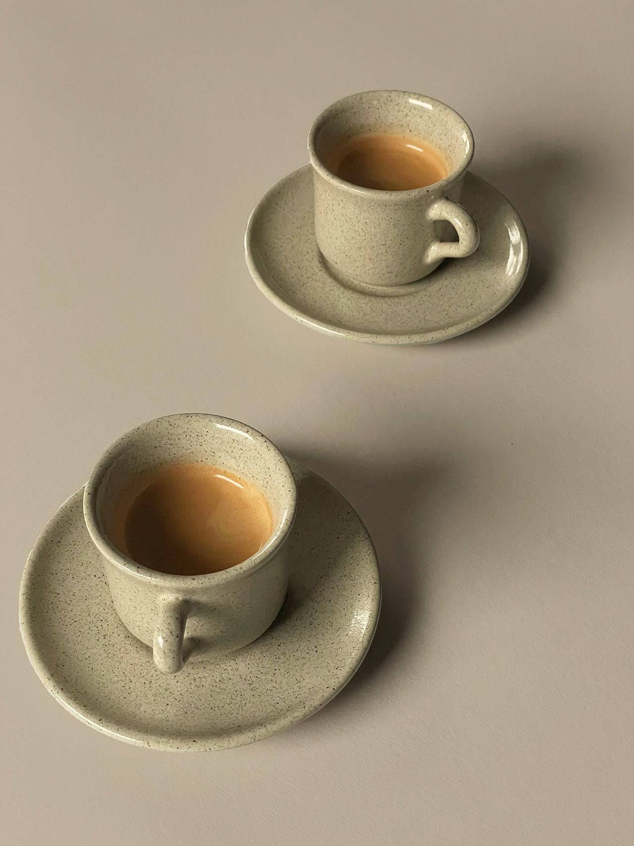 Zwei Espresso-Tassen aus der Viana-Kollektion auf beigefarbenen Untergrund
