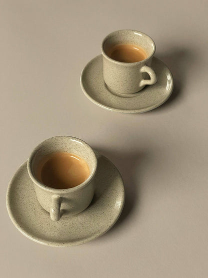 Zwei Espresso-Tassen aus der Viana-Kollektion auf beigefarbenen Untergrund