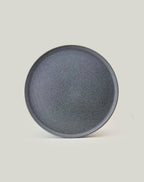 Produktbild Großer Teller Azul blau hochkant beiger Hintergrund