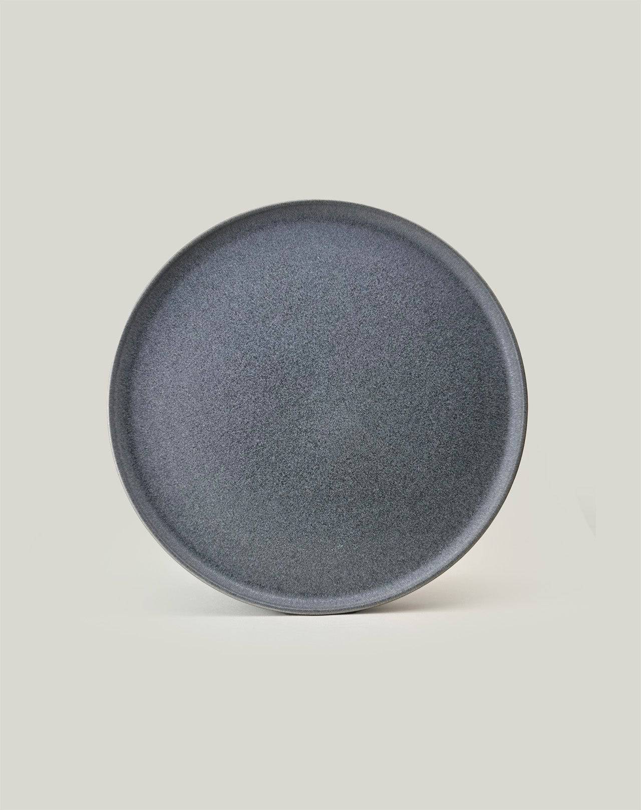 Produktbild Großer Teller Azul blau hochkant beiger Hintergrund