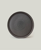 Produktbild Großer Teller Castaño braun Keramik hochkant beiger Hintergrund