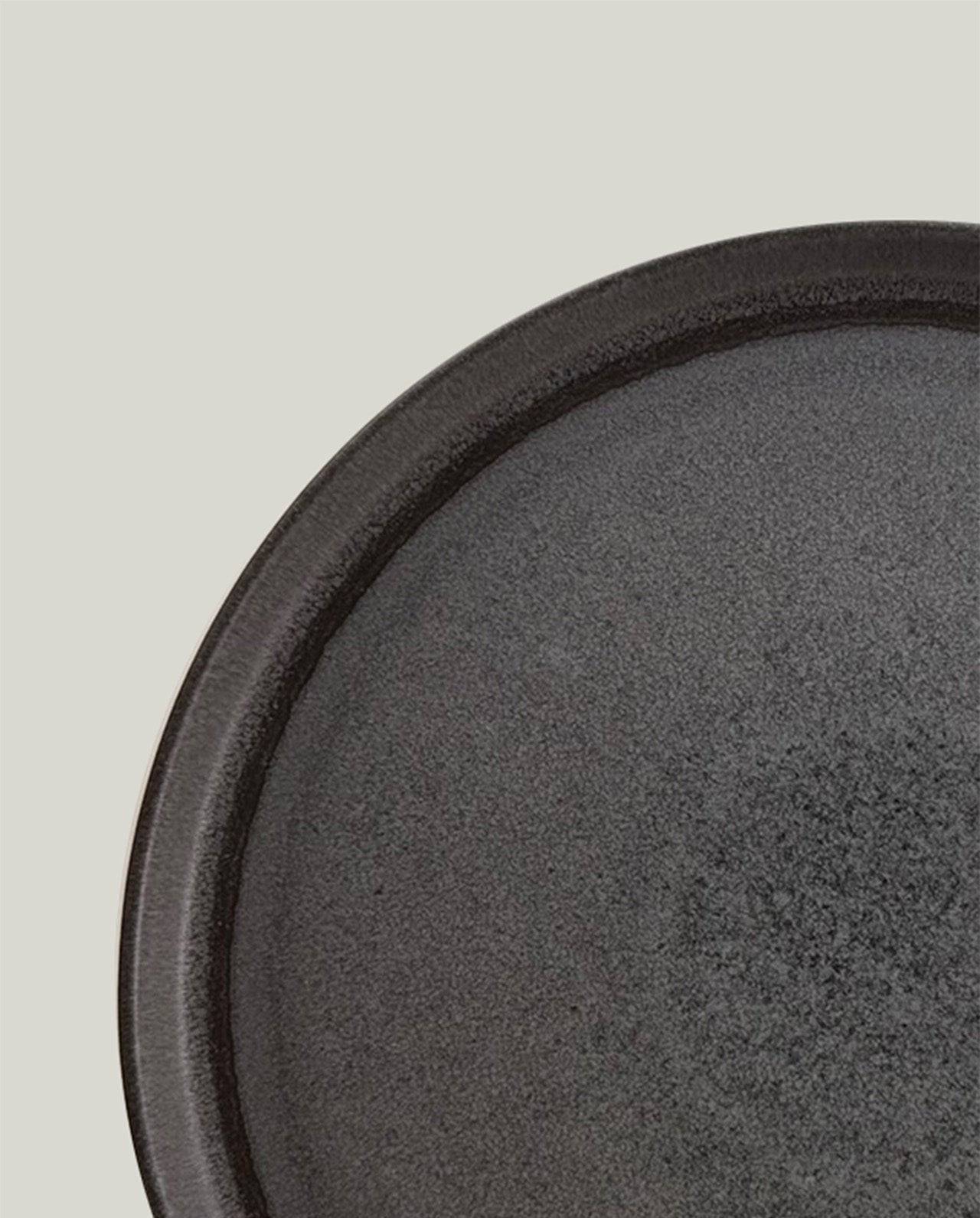 Produktbild Nahaufnahme großer Teller Keramik Castano hochkant beiger Hintergrund