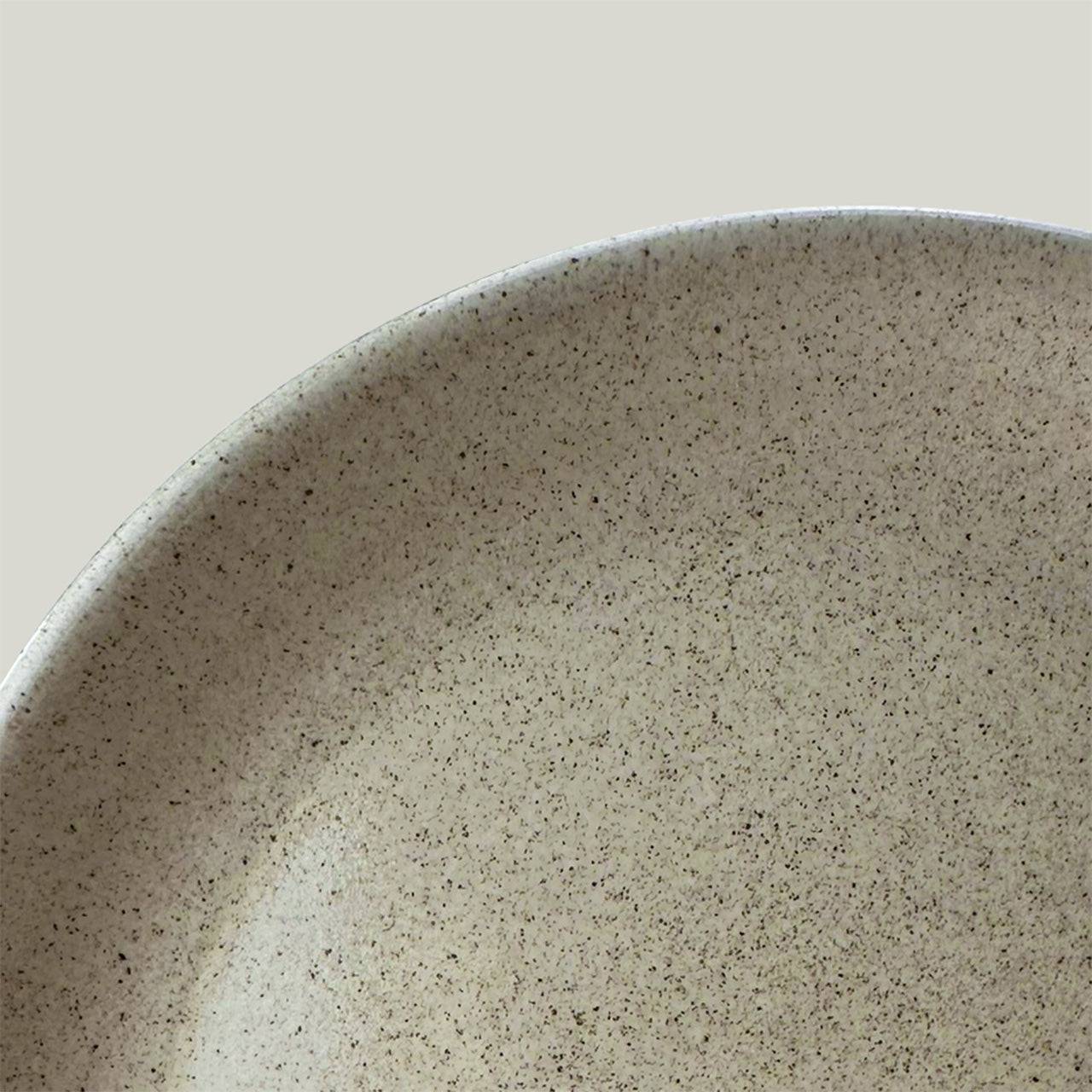 Produktbild kleiner Keramikteller Viana hochkant aus Portugal beiger Hintergrund Nahaufnahme