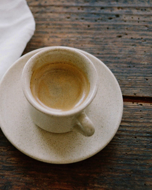 portugiesische Keramik Espressotasse Viana auf dunklem Tisch